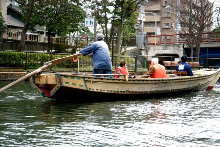 In barca sul canale Yokojikkengawa a Tokyo