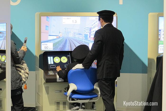I visitatori che fanno pratica con il simulatore devono anche indossare il cappello da pilota!