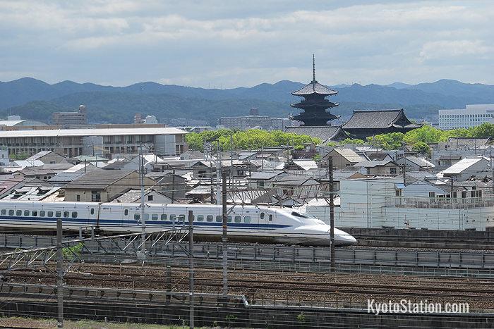 Uno shinkanset che passa vicino al Templio Toji, visto dalla terrazza panoramica del museo