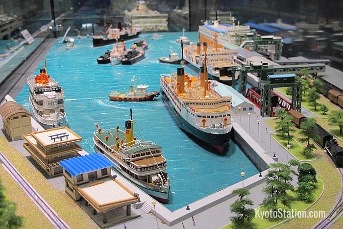 Un mini-diorama del traghetto ferroviario sul lago Biwa nella prefettura di Shiga