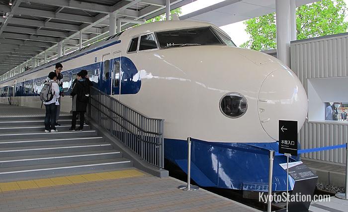 Lo shinkansen serie 0 in mostra vicino all'ingresso del museo