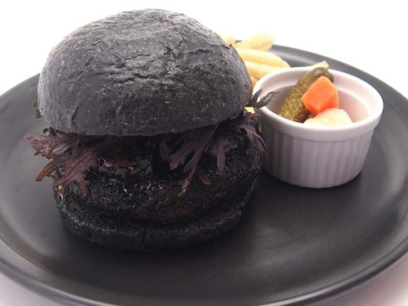come il famoso black burger della Burger King giapponese, il pane del Makkuro Burger viene colorato usando del carbone di bamboo