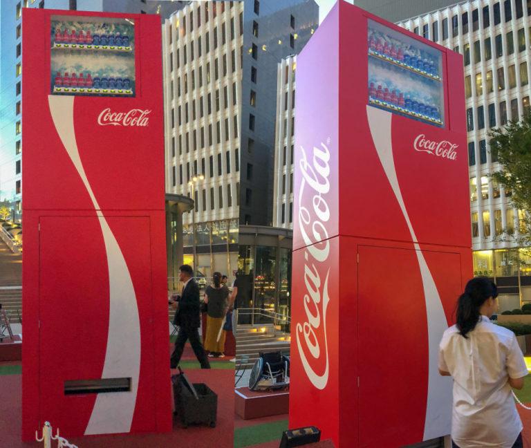 La CocaCola installa macchinette altissime, a prova di pallavolista