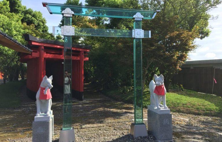 Jintoku Inari, il tempio con il primo Torii di vetro