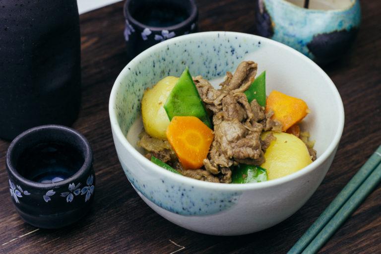 Nikujaga piatto stufato carne giapponese ricetta