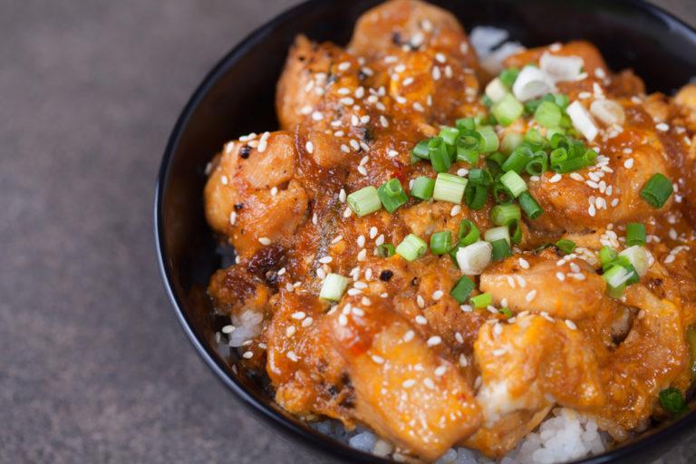 oyakodon ricetta della ciotola di pollo e uova giapponese