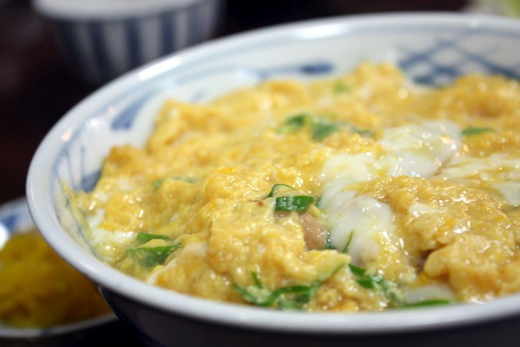 oyakodon ricetta della ciotola di pollo e uova giapponese