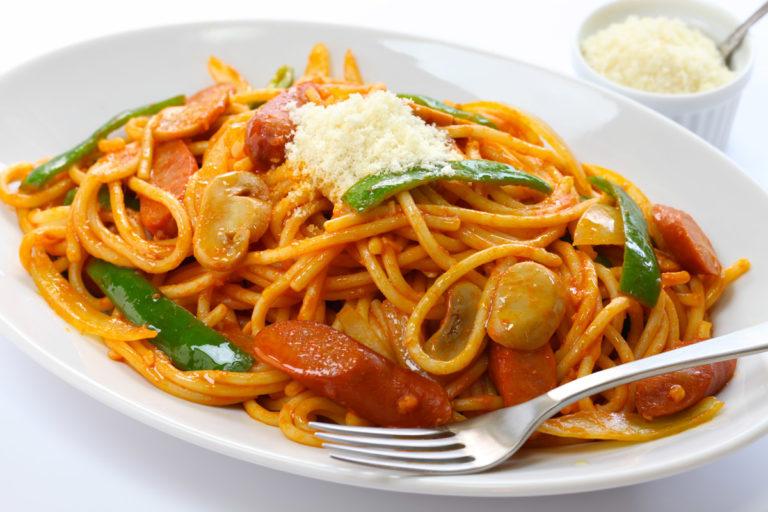 Gli spaghetti napolitan: cosa sono e da dove arrivano