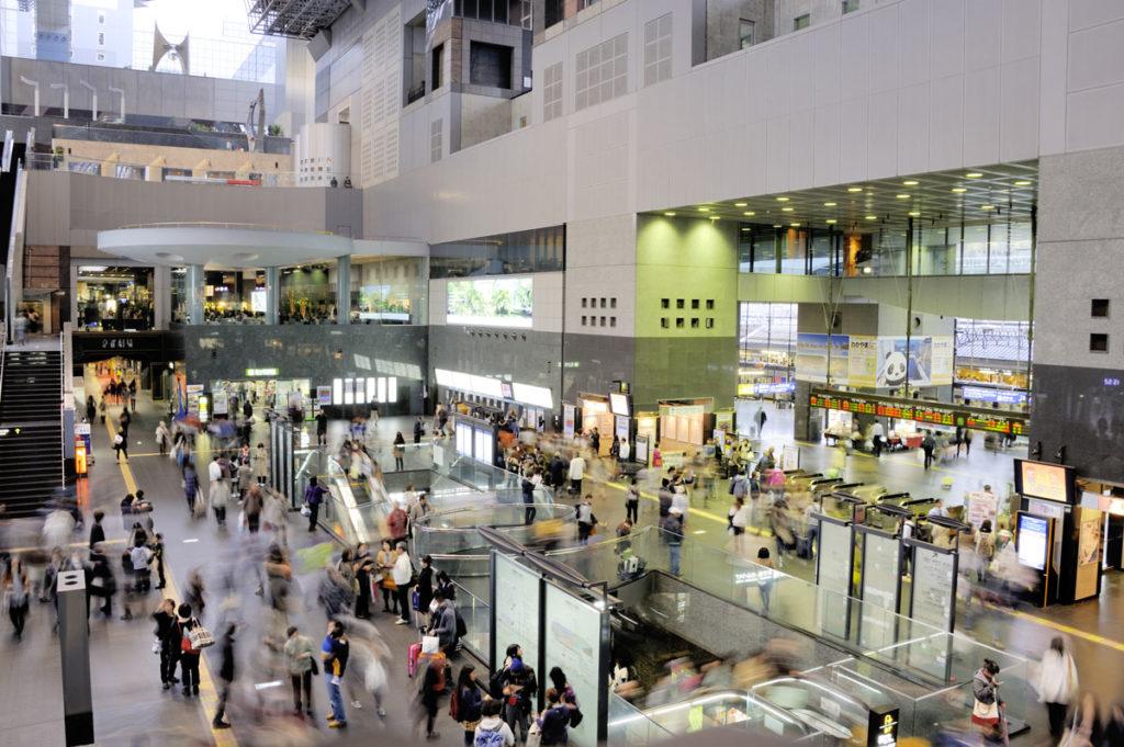 osaka city station, l'interno della stazione di osaka
