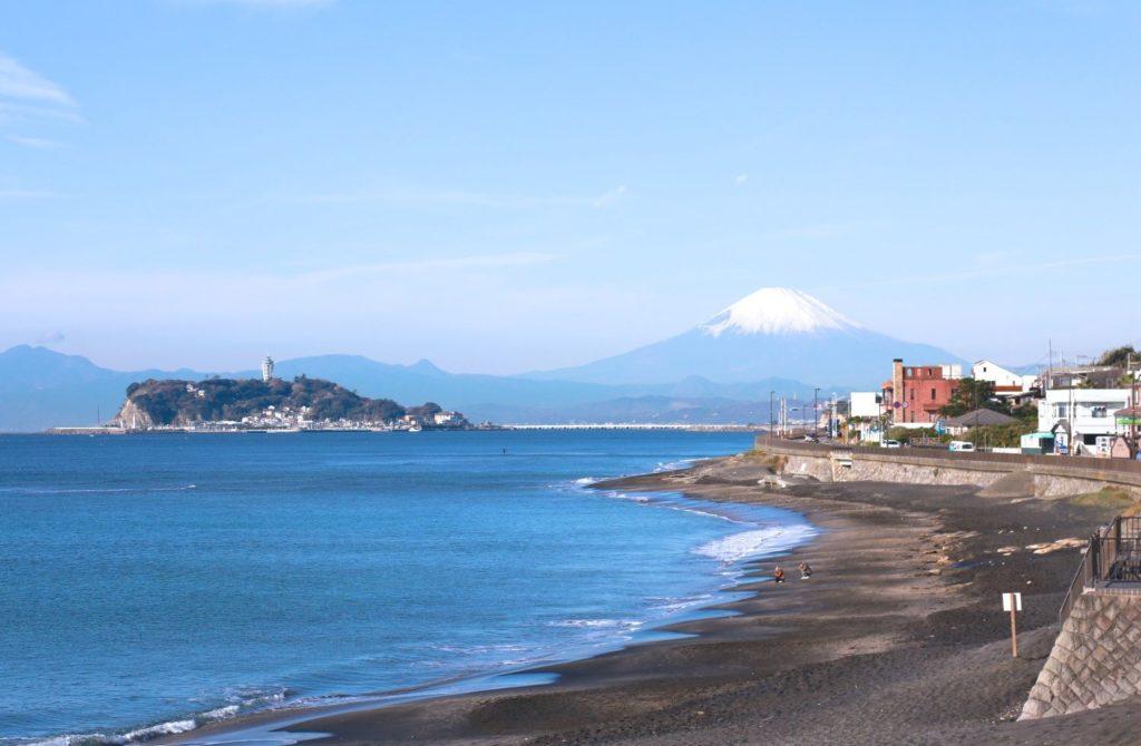 Spiaggia di Kamakura con Enoshima e monte Fuji sullo sfondo. Umi no hi
festa del mare
