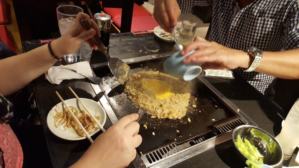 monjayaki come si prepara l'okonomiyaki di Tokyo
