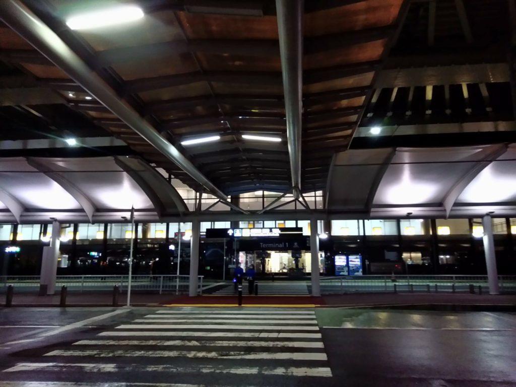 rientrare in giappone durante la pandemia covid, aeroporto di narita deserto.
