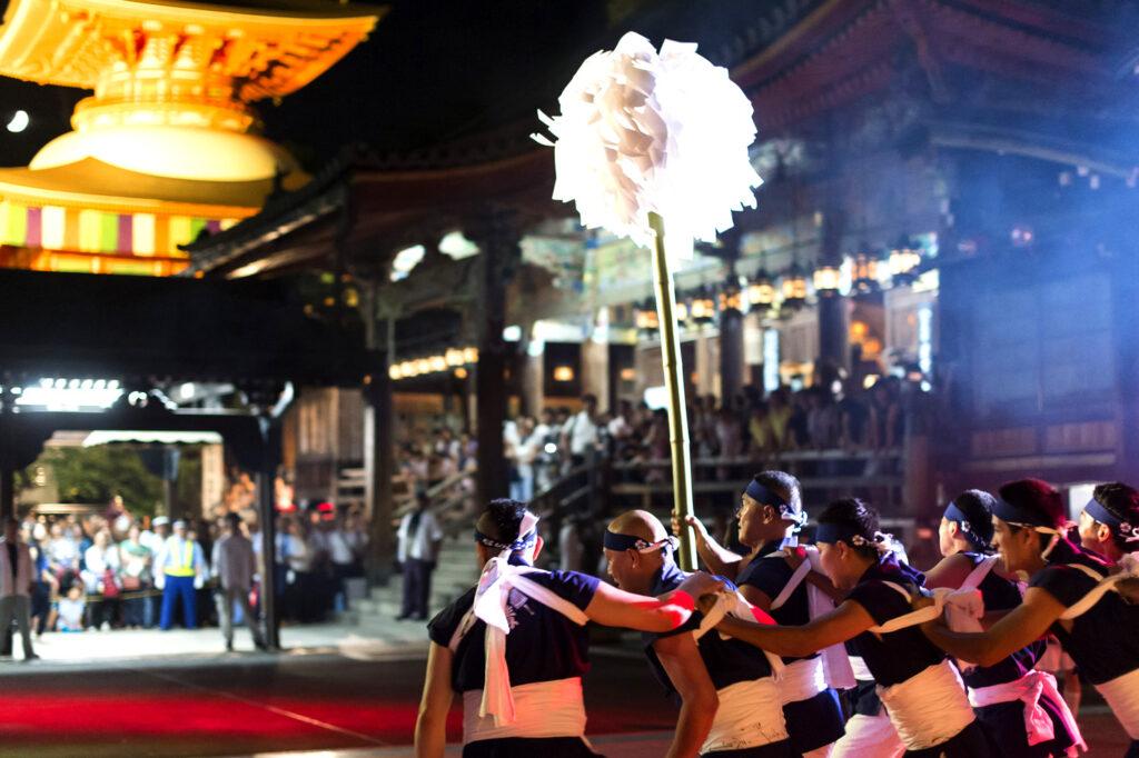 Hoshi Kudari, la "festa delle stelle discendenti" a Nakayamadera, Osaka